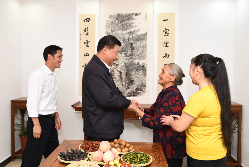 　　9月16日至18日，中共中央總書記、國家主席、中央軍委主席習(xí)近平在河南考察。這是16日下午，習(xí)近平在信陽市新縣田鋪鄉(xiāng)田鋪大塆“老家寒舍”民宿店，同店主一家親切交談。 新華社記者 謝環(huán)馳 攝