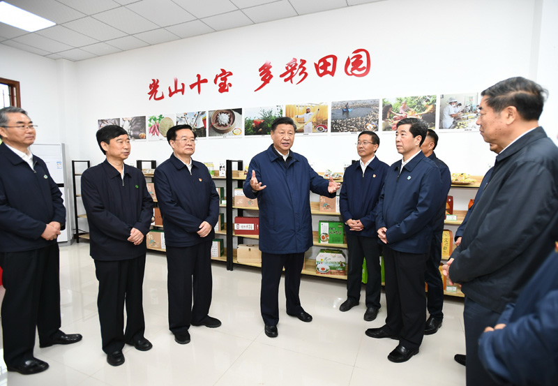 9月16日至18日，中共中央總書記、國家主席、中央軍委主席習(xí)近平在河南考察。這是17日上午，習(xí)近平在信陽市光山縣文殊鄉(xiāng)東岳村文化接待中心，了解光山縣脫貧工作和中辦在光山縣扶貧工作情況。新華社記者 謝環(huán)馳 攝