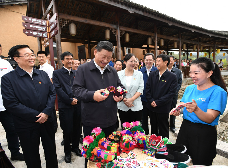 　　9月16日至18日，中共中央總書記、國家主席、中央軍委主席習(xí)近平在河南考察。這是16日下午，習(xí)近平在信陽市新縣田鋪鄉(xiāng)田鋪大塆考察調(diào)研。 新華社記者 謝環(huán)馳 攝