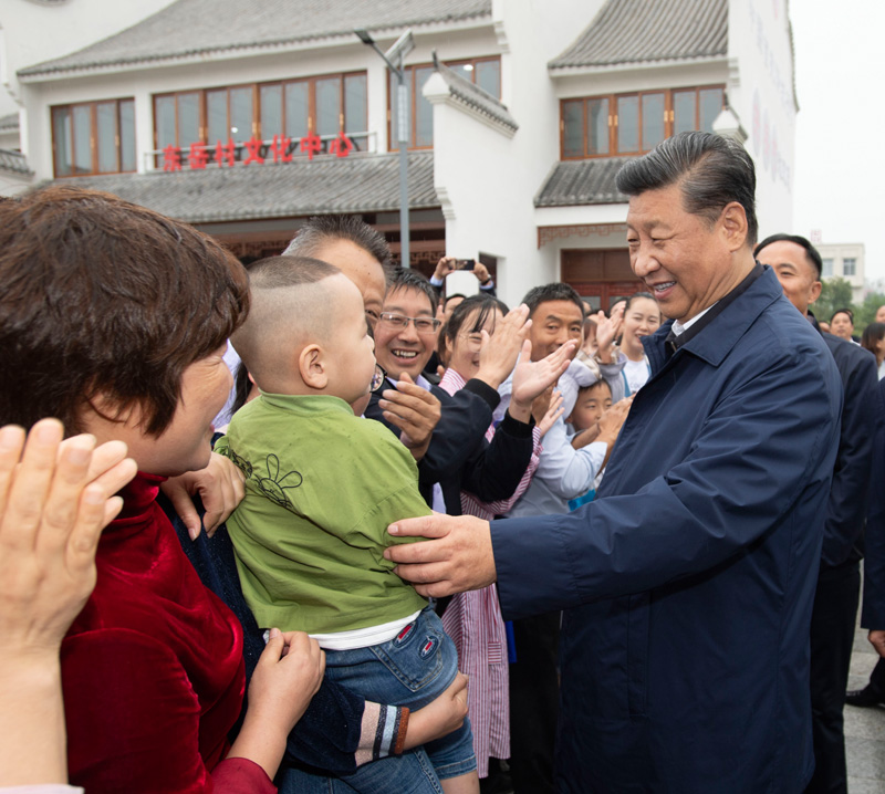 9月16日至18日，中共中央總書記、國家主席、中央軍委主席習(xí)近平在河南考察。這是17日上午，習(xí)近平在信陽市光山縣文殊鄉(xiāng)東岳村同鄉(xiāng)親們親切交流，祝愿鄉(xiāng)親們生活芝麻開花節(jié)節(jié)高。新華社記者 謝環(huán)馳 攝