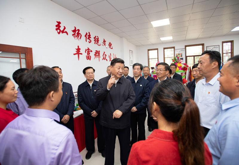 9月16日至18日，中共中央總書記、國家主席、中央軍委主席習(xí)近平在河南考察。這是17日上午，習(xí)近平在信陽市光山縣文殊鄉(xiāng)東岳村文化接待中心，同當(dāng)?shù)孛撠氈赂粠ь^人親切交流，勉勵(lì)他們帶動(dòng)更多鄉(xiāng)親們致富。新華社記者 謝環(huán)馳 攝