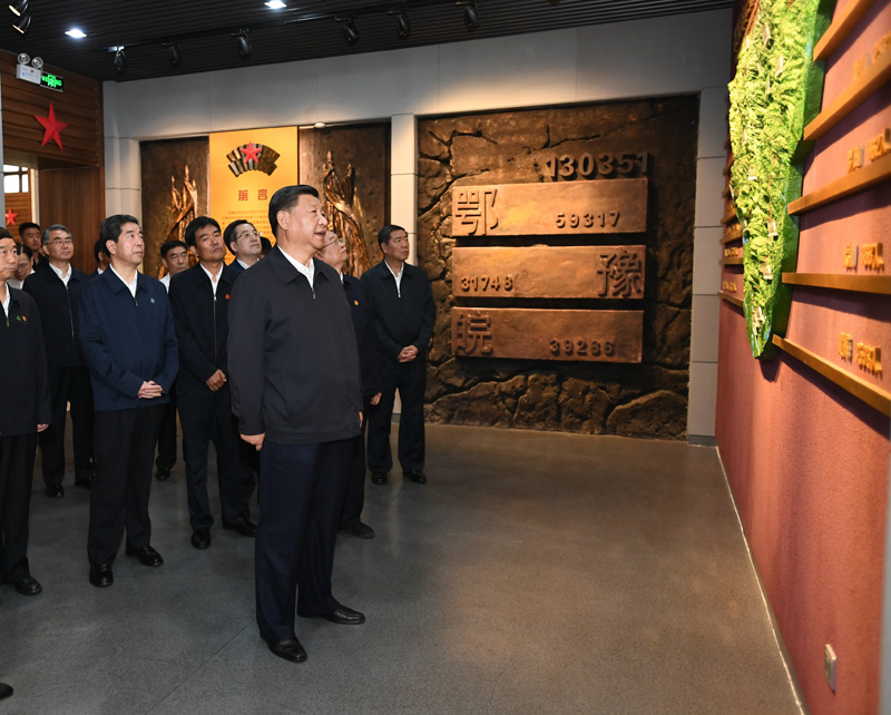 9月16日至18日，中共中央總書記、國家主席、中央軍委主席習(xí)近平在河南考察。這是16日下午，習(xí)近平來到位于信陽市新縣的鄂豫皖蘇區(qū)首府烈士陵園，瞻仰革命烈士紀(jì)念堂。 新華社記者 謝環(huán)馳 攝