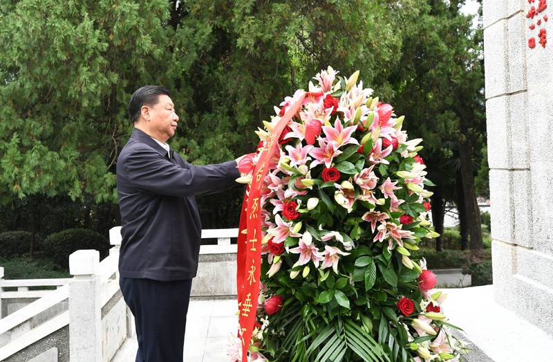 　　9月16日至18日，中共中央總書記、國家主席、中央軍委主席習(xí)近平在河南考察。這是16日下午，習(xí)近平來到位于信陽市新縣的鄂豫皖蘇區(qū)首府烈士陵園，瞻仰革命烈士紀(jì)念碑，向革命先烈敬獻(xiàn)花籃。 新華社記者 謝環(huán)馳 攝