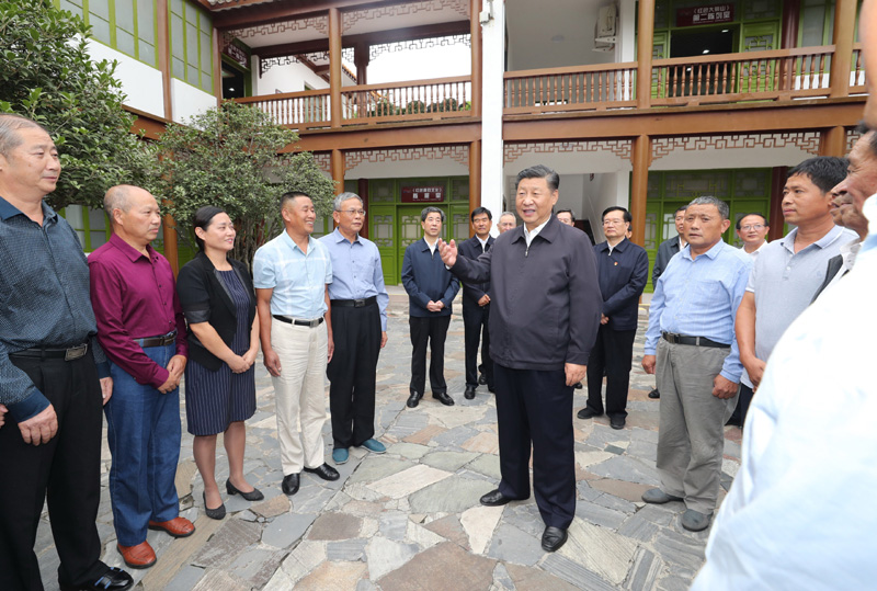 　　9月16日至18日，中共中央總書記、國家主席、中央軍委主席習(xí)近平在河南考察。這是16日下午，習(xí)近平在位于信陽市新縣的鄂豫皖蘇區(qū)首府革命博物館，同當(dāng)?shù)丶t軍后代、革命烈士家屬代表親切交談。 新華社記者 鞠鵬 攝