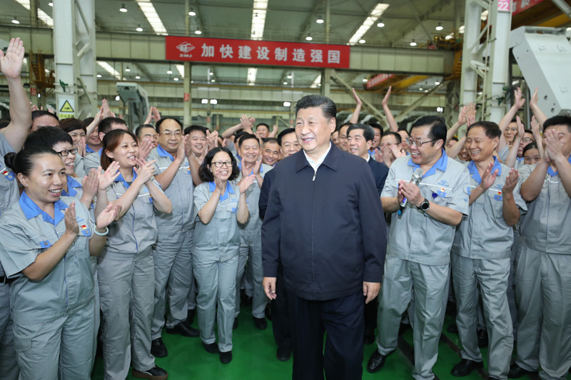 9月16日至18日，中共中央總書記、國家主席、中央軍委主席習(xí)近平在河南考察。這是17日下午，習(xí)近平在鄭州煤礦機(jī)械集團(tuán)股份有限公司總裝車間同工人們親切交流，鼓勵(lì)他們加強(qiáng)自主創(chuàng)新，爭創(chuàng)發(fā)展戰(zhàn)略優(yōu)勢。新華社記者 鞠鵬 攝