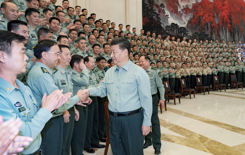 9月16日至18日，中共中央總書記、國家主席、中央軍委主席習(xí)近平在河南考察。這是18日上午，習(xí)近平在鄭州親切接見駐河南部隊(duì)副師職以上領(lǐng)導(dǎo)干部和團(tuán)級(jí)單位主官，代表黨中央和中央軍委向駐河南部隊(duì)全體官兵致以誠摯問候。新華社記者 李剛 攝