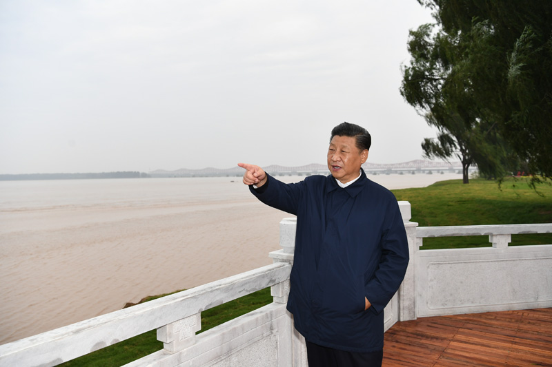 9月16日至18日，中共中央總書記、國家主席、中央軍委主席習(xí)近平在河南考察。這是17日下午，習(xí)近平在鄭州黃河國家地質(zhì)公園，眺望黃河鄭州段。新華社記者 謝環(huán)馳 攝