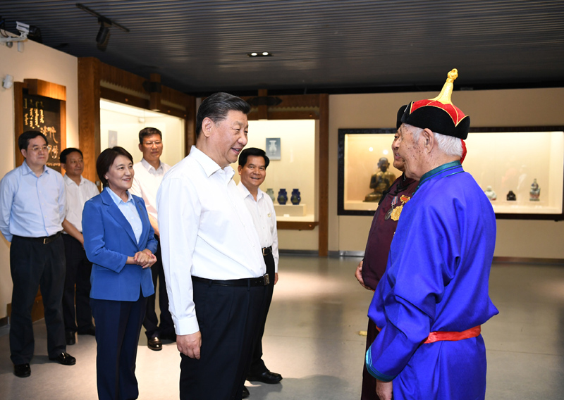 7月15日至16日，中共中央總書記、國家主席、中央軍委主席習近平在內(nèi)蒙古考察并指導開展“不忘初心、牢記使命”主題教育。這是15日上午，習近平在赤峰博物館同古典民族史詩《格薩（斯）爾》非物質文化遺產(chǎn)傳承人親切交談。