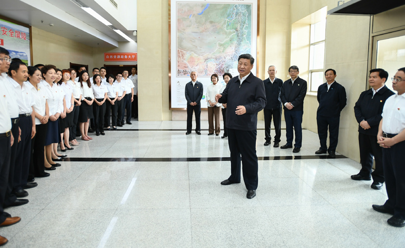 7月15日至16日，中共中央總書記、國家主席、中央軍委主席習近平在內(nèi)蒙古考察并指導開展“不忘初心、牢記使命”主題教育。這是16日上午，習近平到內(nèi)蒙古自治區(qū)自然資源廳，實地調(diào)研指導開展“不忘初心、牢記使命”主題教育。