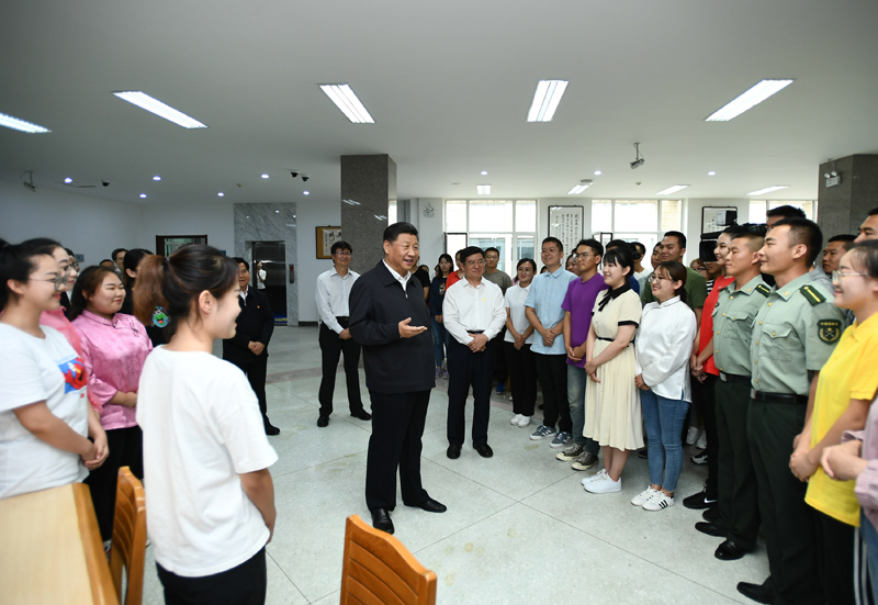 7月15日至16日，中共中央總書記、國家主席、中央軍委主席習近平在內(nèi)蒙古考察并指導開展“不忘初心、牢記使命”主題教育。這是16日上午，習近平在內(nèi)蒙古大學圖書館同學生們親切交談，勉勵他們志存高遠、腳踏實地、發(fā)奮圖強。