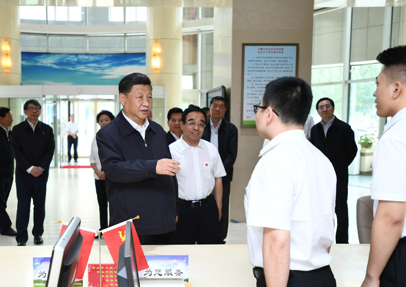 7月15日至16日，中共中央總書記、國家主席、中央軍委主席習近平在內(nèi)蒙古考察并指導開展“不忘初心、牢記使命”主題教育。這是16日上午，習近平在內(nèi)蒙古自治區(qū)自然資源廳自然資源政務大廳同工作人員交談，了解開展主題教育和落實便捷高效政務服務等情況。