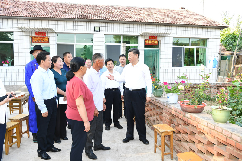 7月15日至16日，中共中央總書記、國家主席、中央軍委主席習近平在內(nèi)蒙古考察并指導開展“不忘初心、牢記使命”主題教育。這是15日下午，習近平在赤峰市喀喇沁旗河南街道馬鞍山村村民張國利家，同基層干部群眾代表親切交流。