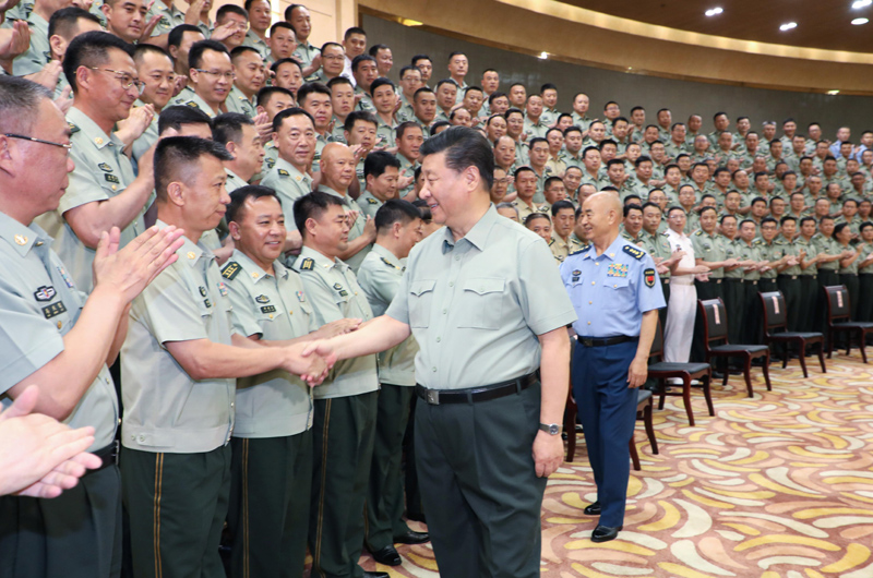 7月15日至16日，中共中央總書記、國家主席、中央軍委主席習近平在內(nèi)蒙古考察并指導開展“不忘初心、牢記使命”主題教育。這是16日上午，習近平在呼和浩特親切接見駐內(nèi)蒙古部隊副師職以上領導干部和團級單位主官，代表黨中央和中央軍委向駐內(nèi)蒙古部隊全體官兵致以誠摯問候。
