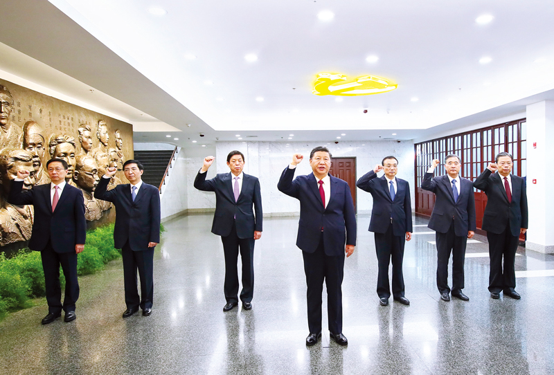 　2017年10月31日，中共中央總書記、國家主席、中央軍委主席習(xí)近平帶領(lǐng)中共中央政治局常委李克強(qiáng)、栗戰(zhàn)書、汪洋、王滬寧、趙樂際、韓正，瞻仰上海中共一大會(huì)址和浙江嘉興南湖紅船。這是31日上午，在上海中共一大會(huì)址紀(jì)念館，習(xí)近平帶領(lǐng)其他中共中央政治局常委同志一起重溫入黨誓詞。 新華社記者 蘭紅光/攝