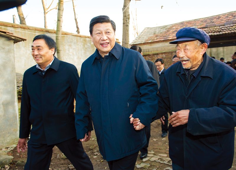 　2013年11月24日至28日，中共中央總書記、國家主席、中央軍委主席習(xí)近平在山東考察。 這是25日下午，習(xí)近平在地處沂蒙老區(qū)的臨沭縣曹莊鎮(zhèn)朱村親切地拉著83歲的“老支前”王克昌的手去他家看望。 新華社記者 謝環(huán)馳/攝