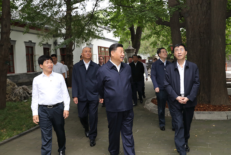 9月12日，中共中央總書記、國家主席、中央軍委主席習(xí)近平視察中共中央北京香山革命紀(jì)念地。這是習(xí)近平瞻仰雙清別墅。
