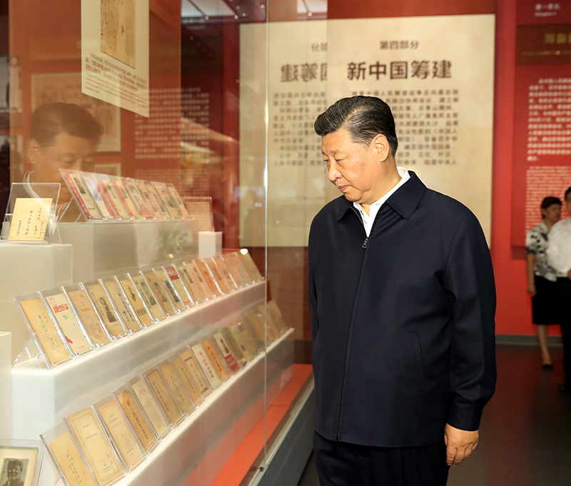 9月12日，中共中央總書記、國家主席、中央軍委主席習(xí)近平視察中共中央北京香山革命紀(jì)念地。這是習(xí)近平在香山革命紀(jì)念館參觀《為新中國奠基》主題展覽。