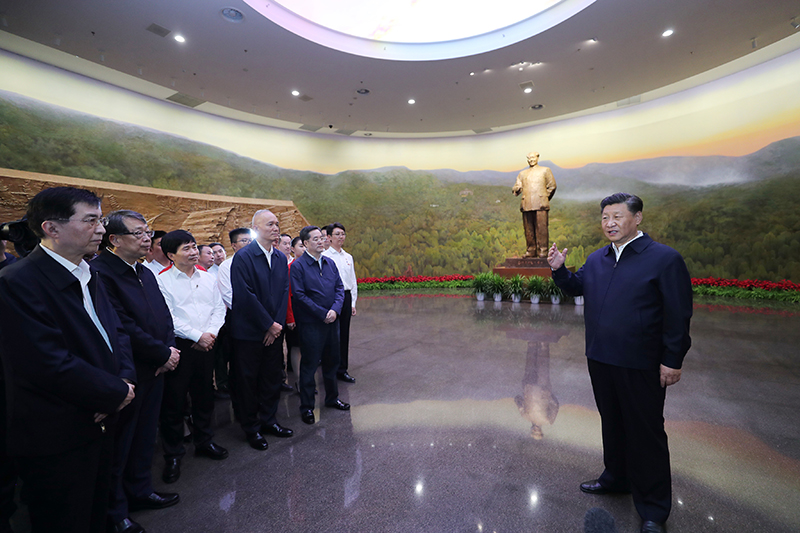 9月12日，中共中央總書記、國家主席、中央軍委主席習(xí)近平視察中共中央北京香山革命紀(jì)念地。這是習(xí)近平在香山革命紀(jì)念館參觀《為新中國奠基》主題展覽，并發(fā)表重要講話。