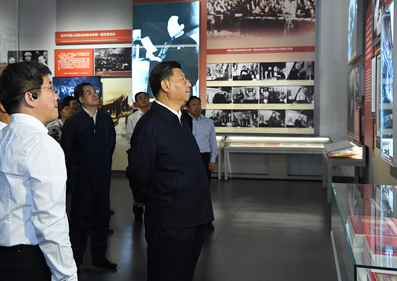 9月12日，中共中央總書記、國家主席、中央軍委主席習(xí)近平視察中共中央北京香山革命紀(jì)念地。這是習(xí)近平在香山革命紀(jì)念館參觀《為新中國奠基》主題展覽。