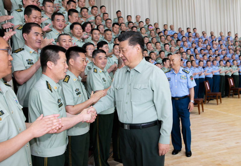 8月22日，中共中央總書記、國家主席、中央軍委主席習(xí)近平到空軍某基地視察。這是習(xí)近平親切接見駐甘肅部隊副師職以上領(lǐng)導(dǎo)干部和團級單位主官。