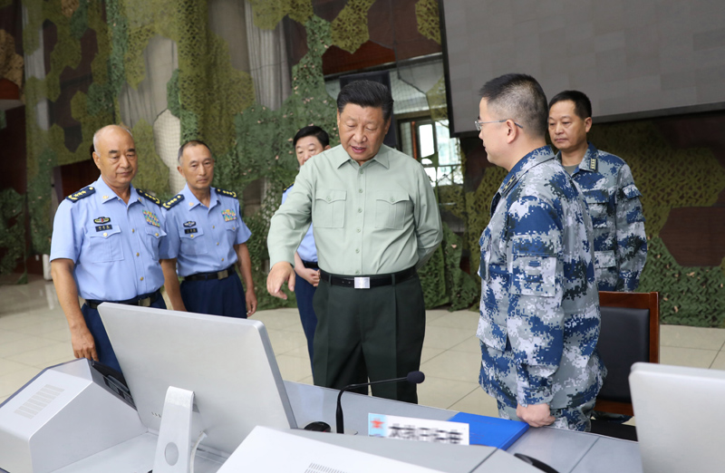 8月22日，中共中央總書記、國家主席、中央軍委主席習(xí)近平到空軍某基地視察。這是習(xí)近平察看基地作戰(zhàn)指揮中心，了解戰(zhàn)備值班和訓(xùn)練情況。