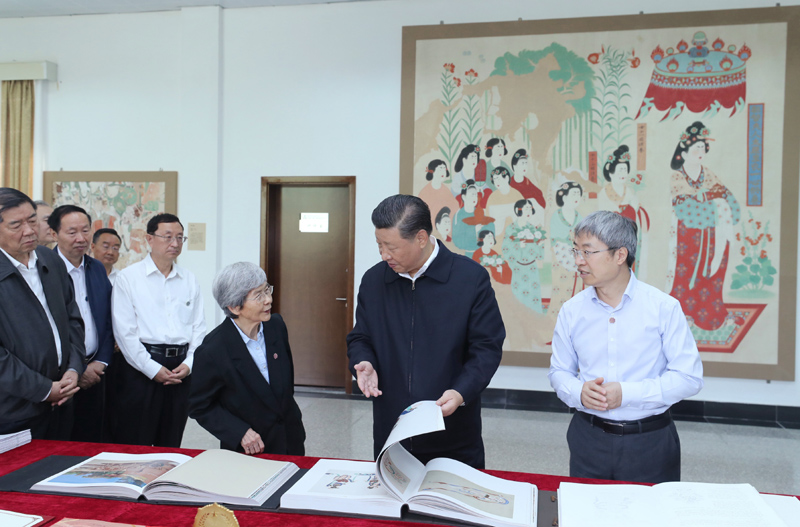 8月19日至22日，中共中央總書(shū)記、國(guó)家主席、中央軍委主席習(xí)近平在甘肅考察。這是19日下午，習(xí)近平在敦煌研究院察看珍藏文物和學(xué)術(shù)成果展示，了解文物保護(hù)和研究、弘揚(yáng)優(yōu)秀歷史文化情況。