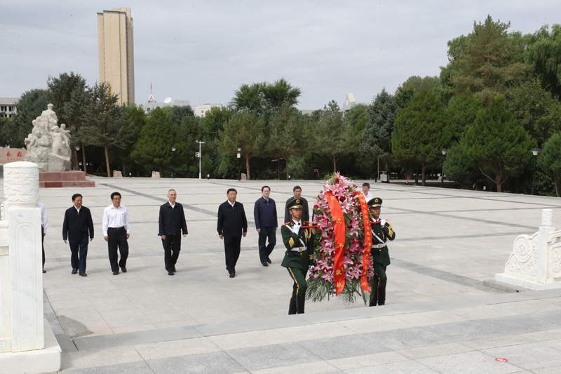 8月19日至22日，中共中央總書(shū)記、國(guó)家主席、中央軍委主席習(xí)近平在甘肅考察。這是20日上午，習(xí)近平來(lái)到張掖市高臺(tái)縣，瞻仰中國(guó)工農(nóng)紅軍西路軍紀(jì)念碑，向革命先烈敬獻(xiàn)花籃。