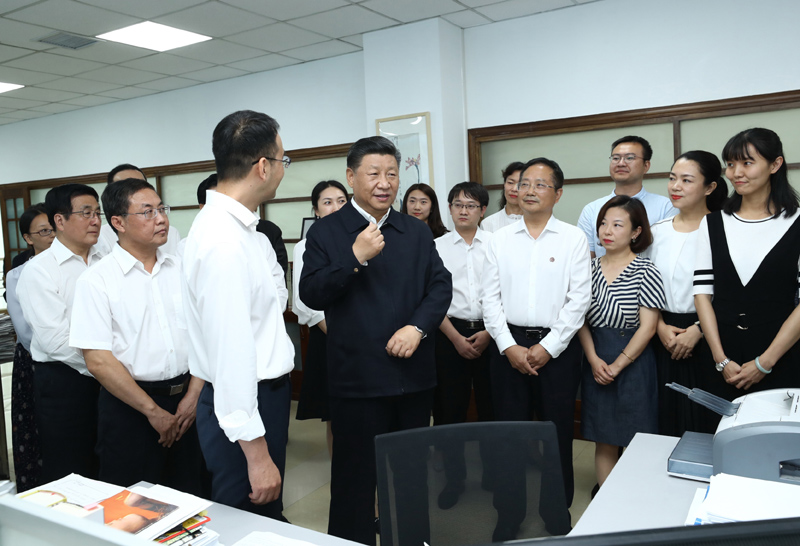 8月19日至22日，中共中央總書(shū)記、國(guó)家主席、中央軍委主席習(xí)近平在甘肅考察。這是21日下午，習(xí)近平在《讀者》編輯部同工作人員交流，勉勵(lì)他們?yōu)槿嗣裉峁└鄡?yōu)秀精神食糧。