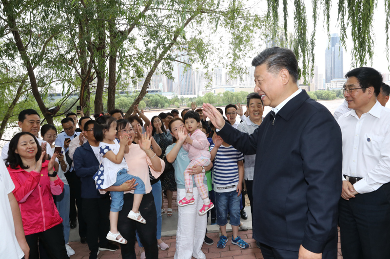 8月19日至22日，中共中央總書(shū)記、國(guó)家主席、中央軍委主席習(xí)近平在甘肅考察。這是21日下午，習(xí)近平在蘭州市黃河治理蘭鐵泵站項(xiàng)目點(diǎn)同正在休閑的群眾親切交談。
