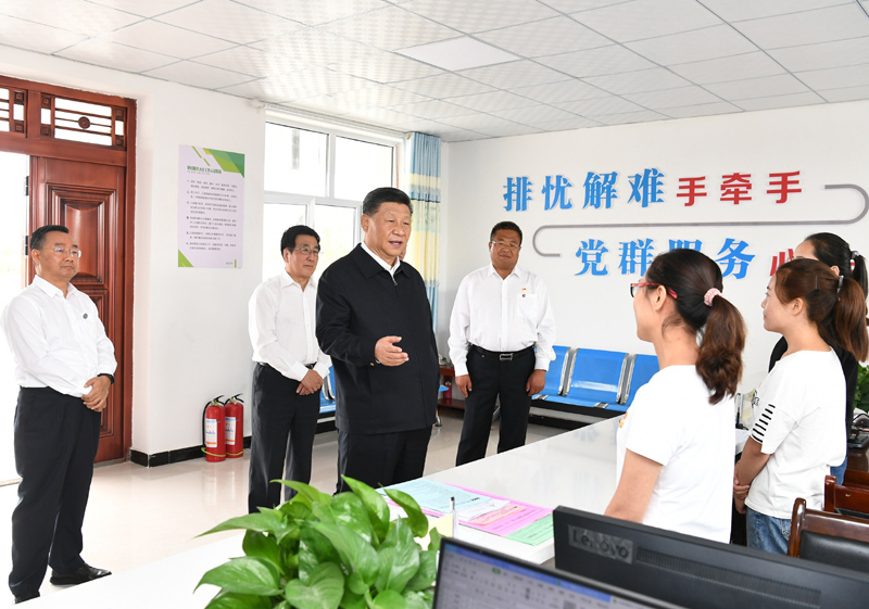 8月19日至22日，中共中央總書(shū)記、國(guó)家主席、中央軍委主席習(xí)近平在甘肅考察。這是21日上午，習(xí)近平在武威市古浪縣黃花灘生態(tài)移民區(qū)富民新村黨群服務(wù)中心考察。
